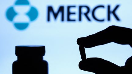 Un&nbsp;médicament du laboratoire américain Merck, le 4 octobre 2021. (Image d'illustration) (JAKUB PORZYCKI / NURPHOTO)