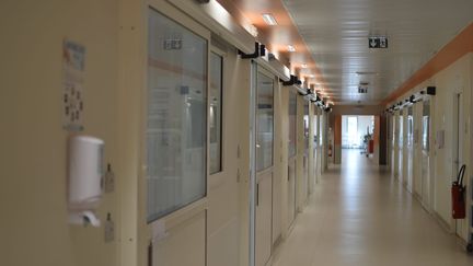 Le couloir du service de réanimation de l'hôpital de Melun en Seine-et-Marne, le 14 juillet 2020. (VICTOR VASSEUR / RADIO FRANCE)