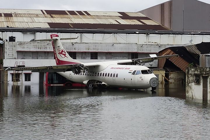 Un avion stationné à l'aéroport international Netaji-Subhash-Chandra-Bose de Calcutta (Inde), jeudi 21 mai 2020, après le passage du cyclone Amphan. (AFP)