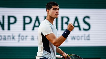 L'Espagnol Carlos Alcaraz lors du troisième tour de Roland-Garros 2022, le vendredi 27 mai à Paris.&nbsp; (MATTHIEU MIRVILLE / AFP / DPPI)