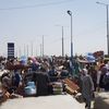 Des dizaines d'Afghans patientent aux abords de l'aéroport de Kaboul (Afghanistan),&nbsp;dans l'espoir d'être évacués, le 21 août 2021. (SAYED KHODAIBERDI SADAT / ANADOLU AGENCY / AFP)