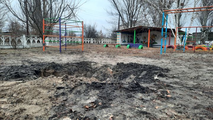 Les traces d'un bombardement près d'une école, à Sanytsia Luhanska (Ukraine), vendredi 18 février 2022.&nbsp; (THIBAULT LEFEVRE / RADIO FRANCE)