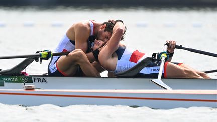 "Quaaaaaaaaaaaaaaand il me prend dans ses bras, il me parle tout bas, je vois la vie en oooooooooooooor". Pas vrai Hugo Boucheron et Matthieu Androdias, champions olympiques en deux de couple d'aviron. (CHARLY TRIBALLEAU / AFP)