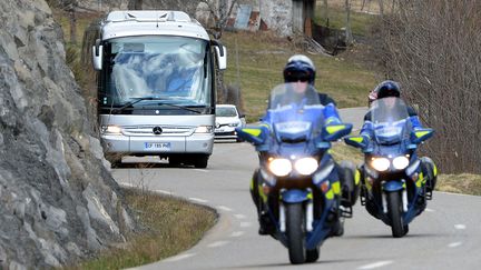 Des gendarmes escortent un bus de proches de victimes du crash de l'Airbus A320 de Germanwings sur une route des Alpes-de-Haute-Provence, le 26 mars 2015. (BORIS HORVAT / AFP)