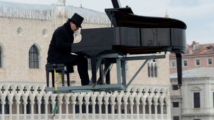 Moment magique du défilé, le pianiste Paolo Zanarella jouant suspendu au dessus de l'eau face à la place Saint-Marc
 (Sebastiano Casellati/AP/SIPA)