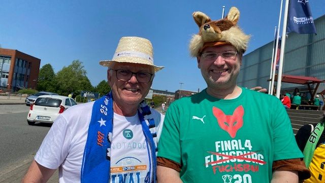 Un Blue Fox (renard bleu) en compagnie d’un supporter du Füchse (renard en allemand) Berlin. (MANU ROUX.)