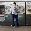 Un usager achète un ticket de métro à Paris, le 4 mai 2020. (BERTRAND GUAY / AFP)