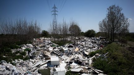 Une décharge à ciel ouvert, à Carrières-sous-Poissy, à 30 km de Paris, le 20 avril 2018. (PHILIPPE LOPEZ / AFP)