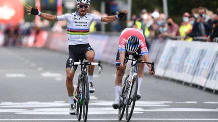 Célébration crispée pour Alaphilippe, trois jours après Liège. (DAVID STOCKMAN / BELGA)