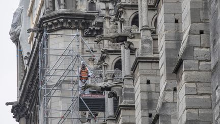 Des travaux de sécurisation sont opérés sur cathédrale Notre-Dame, frappée par un incendie le 15 avril.&nbsp; (THOMAS SAMSON / AFP)