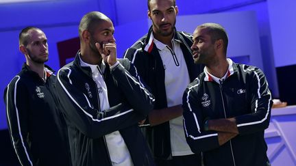 Tony Parker en discussion avec Nicolas Batum sous l'oeil de Kim Tillie (à gauche) et Rudy Gobert (JEFF PACHOUD / AFP)