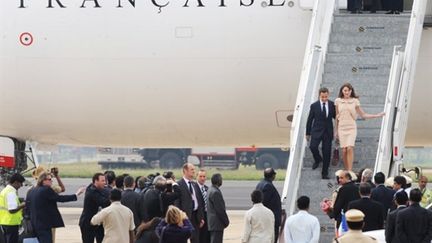 Arrivée de Nicolas Sarkozy et de Carla Bruni à l'aéroport de Bengalore (Inde), le 4 décembre 2010. (AFP. D.Sarkar)