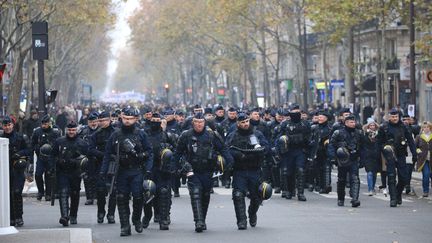 Des&nbsp;CRS mobilisés pour le maintien de l'ordre lors de la manifestation contre la réforme des retraites le 5 décembre 2019, près de la place de la Nation, à Paris. (LP/OLIVIER LEJEUNE / MAXPPP)