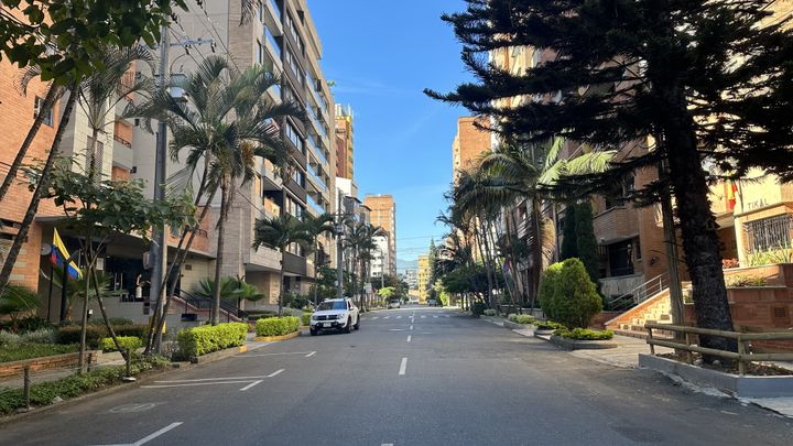 A street in Medellín.  With the arrival of foreigners coming to settle in the city, rents have increased significantly.  (Photo Thomas Espeute)