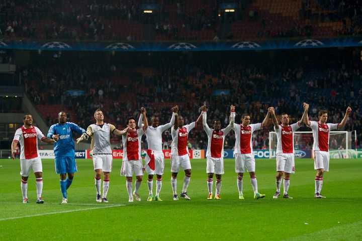 L'&eacute;quipe de l'Ajax Amsterdam f&ecirc;te sa victoire contre le Dinamo Zagreb en Ligue des champions le 2 novembre 2011 &agrave; Amsterdam (Pays-Bas). (VI IMAGES VIA GETTY IMAGE)