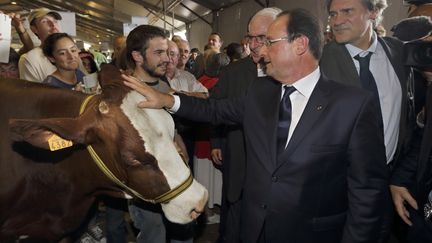 Le pr&eacute;sident de la R&eacute;publique, Fran&ccedil;ois Hollande, au Sommet de l'&eacute;levage de Cournon-d'Auvergne (Puy-de-D&ocirc;me), mercredi 2 octobre 2013. (PHILIPPE WOJAZER / AFP)