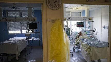 Un patient atteint par le Covid-19 en soins intensifs à la clinique de l'Estrée, à Stains (Seine-Saint-Denis), le 12 novembre 2020. (THOMAS SAMSON / AFP)