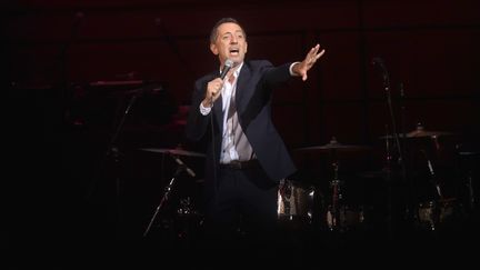 L'humoriste Gad Elmaleh le 12 septembre 2018 sur la scène du Carnegie Hall, à New York (Etats-Unis). (ANDREW TOTH / GETTY IMAGES NORTH AMERICA / AFP)