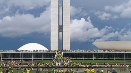 Au Brésil, plusieurs milliers de partisans de l'ancien président Jair Bolsonaro ont envahi et saccagé le Congrès, la Cour suprême et la palais présidentiel à Brasilia, dimanche 8 janvier. Ils contestent la défaite de Jair Bolsonaro à l'élection présidentielle. (FRANCE 2)