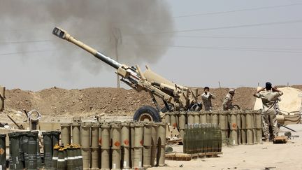 Les forces de s&eacute;curit&eacute; irakiennes face aux&nbsp;combattants de l'Etat islamique en Irak et au Levant &agrave;&nbsp;Udaim (Irak), le 22 juin 2014.&nbsp; (REUTERS)