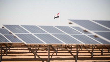 Le drapeau égyptien flotte sur la première centrale photovoltaïque de Benban lors de l'inauguration, le 13 mars 2018, de ce qui est supposé devenir la plus grande centrale solaire d'Afrique. (OLIVER WEIKEN / DPA)