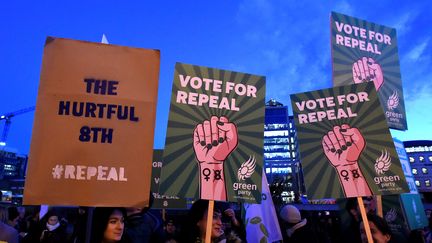 Des manifestants pour la libéralisation de l'IVG manifestent à Dublin (Irelande), le 8 mars 2018. (CLODAGH KILCOYNE / REUTERS)