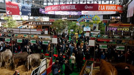 Les visiteurs lors de la 58e édition du Salon de l'Agriculture, en février 2022. (LUDOVIC MARIN / AFP)