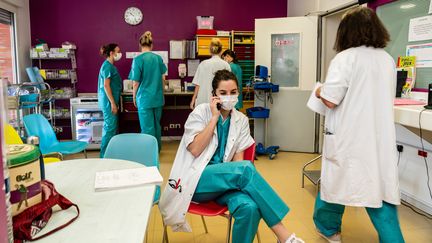 Des soignantes à&nbsp;l'hôpital Saint-Camille de Bry-sur-Marne (Val-de-Marne),&nbsp;le 29 avril 2020.&nbsp; (ALINE MORCILLO / AFP)