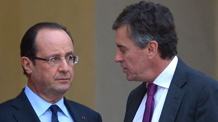 Fran&ccedil;ois Hollande et J&eacute;r&ocirc;me Cahuzac, alors ministre du Budget, &agrave; l'Elys&eacute;e, &agrave; Paris, le 4 janvier 2013. (MIGUEL MEDINA / AFP)