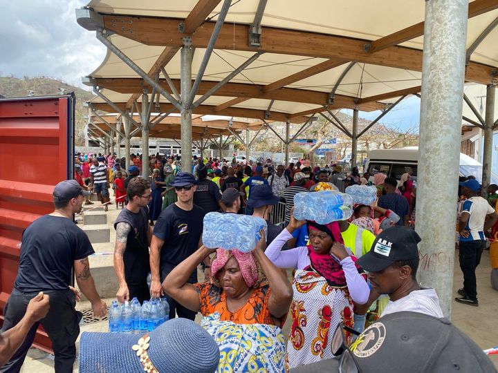 Dans le quartier défavorisé de Kawéni (Mayotte), les habitants ont fait la queue pendant des heures pour récupérer un pack d'eau par famille, le 21 décembre 2024, une semaine après le passage du cyclone Chido. (BORIS LOUMAGNE / FRANCEINFO / RADIO FRANCE)