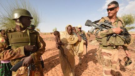 Militaires français et malien en patrouille à Timbamogoye (Mali), le 10 mars 2016. (Phoito AFP/Pascal Guyot)