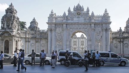 &nbsp; (Des policiers patrouillent devant une entrée du palais Dolmabahçe © REUTERS/Murad Sezer)