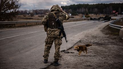 Un militaire en Ukraine, le 6 mars 2022. (DIMITAR DILKOFF / AFP)