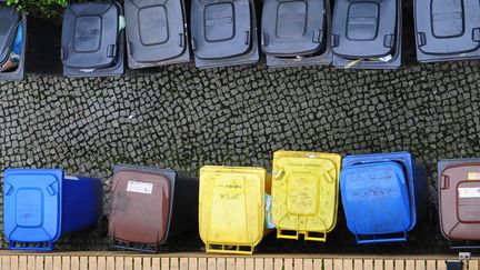 Des poubelles, entreposées dans une cour de Berlin, le 30 septembre 2010. (JOHANNES EISELE / AFP)