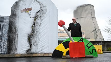 Le ministre de l'Environnement et de l'Energie de la région de Basse-Saxe pose devant un levier symbolisant l'arrêt du réacteur nucléaire d'Emsland (Allemagne), le 15 avril 2023. (LARS KLEMMER / DPA / AFP)