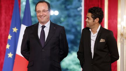 Le pr&eacute;sident de la R&eacute;publique, Fran&ccedil;ois Hollande, et l'humoriste Jamel Debbouze, le 12 juin 2013 &agrave; l'Elys&eacute;e. (FRANCOIS GUILLOT / AFP)