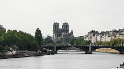 La cathédrale Notre-Dame de Paris et les bâches recouvrant l'emplacement du toit après son incendie, le 7 mai 2019. (BASTIEN DECEUNINCK / FRANCE-INFO)