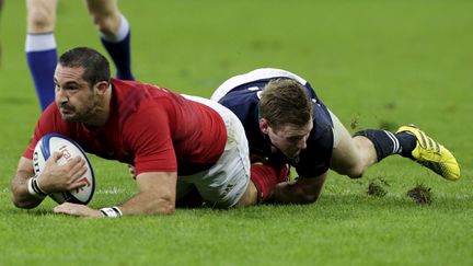 &nbsp; (Le joueur des Bleus Scott Spedding (en rouge) aux prises avec l'Ecossais Finn Russell © REUTERS/Jacky Naegelen)