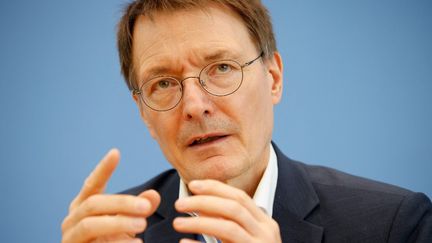 Le ministre allemand de la Santé,&nbsp;Karl Lauterbach, le 8 avril 2022 à Berlin. (CARSTEN KOALL / DPA / AFP)