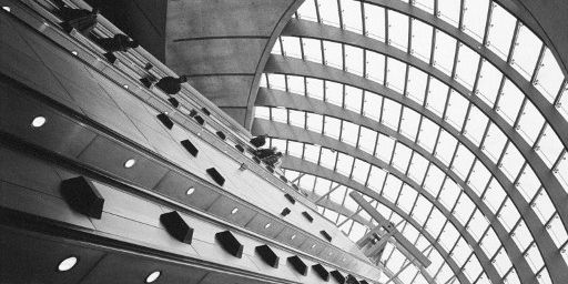 La station de métro Canary Wharf, une architecture résolument moderne dans un quartier en plein essor. (AFP PHOTO/RENE SPALEK/BILDERBERG)