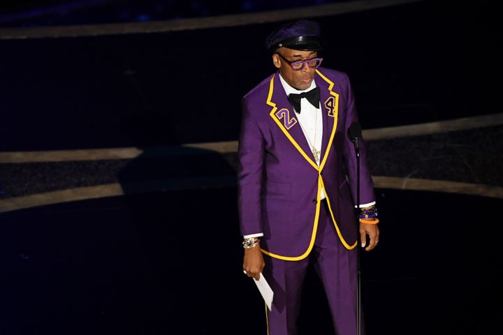 Le réalisateur Spike Lee habillé&nbsp;en mauve, son revers de veste portant le numéro 24 pour honorer la légende du basket-ball Kobe Bryant, qui a été tué dans un accident d'hélicoptère il y a deux semaines.&nbsp;92e cérémonie des Oscars, dans la nuit du dimanche 9 au lundi 10 février à Los Angeles.&nbsp; (KEVIN WINTER / GETTY IMAGES NORTH AMERICA)