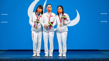 Les&nbsp;nageuses chinoises&nbsp;Wang Xinyi,&nbsp;Cai Liwen et&nbsp;Li Guizhi, remportent les médailles d'argent, d'or et de bronze en finale du 100 m dos S11. Un remarquable triplé pour la Chine, symbole de sa domination au tableau des médailles. Les para-athlètes chinois quittent Tokyo&nbsp;avec un total de 207 médailles obtenues, dont 96 en or. La Chine&nbsp;se classe logiquement à la première place du tableau des médailles pour la cinquième&nbsp;fois d'affilée,&nbsp;mais reste sur une moins bonne performance qu'à Rio, Londres et Pékin. En 2016, les Chinois&nbsp;avaient quitté le Brésil avec 239 médailles, dont 107 en or. Ils en avaient remporté 231 en 2012 à Londres, et 211 à Pékin. (ZHU WEI / AFP)