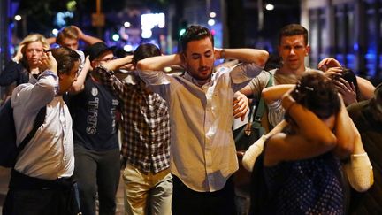 Evacuation de civils mains sur la tête après l'attaque terroriste sur le London Bridge à Londres (Royaume-Uni), le 4 juin 2017. (NEIL HALL / REUTERS)