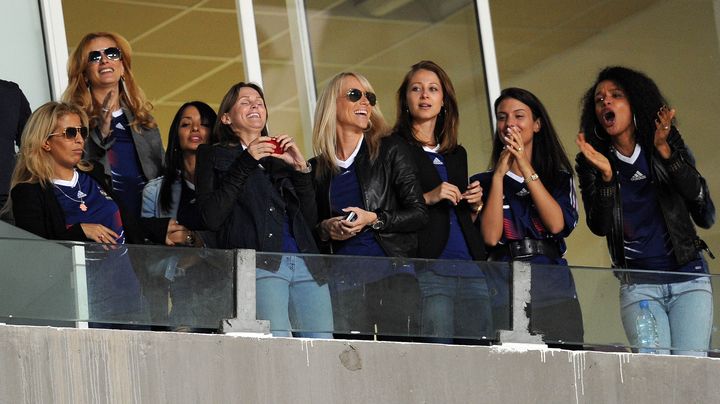 Les femmes des joueurs de l'&eacute;quipe de France dans les tribunes lors du match amical Tunisie-France, &agrave; Rad&egrave;s, le 30 mai 2010.&nbsp; (FRANCK FIFE / AFP)