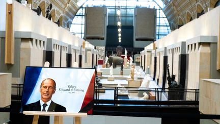 Une photo de Valéry Giscard d'Estaing a été installée au Musée d'Orsay, à l'occasion du jour de national qui lui est consacré, mercredi 9 décembre 2020. (SANDRINE MARTY / HANS LUCAS / AFP)