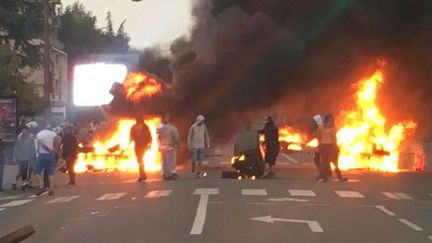 Une soixantaine de personnes appartenant à la communauté des gens du voyage ont manifesté vendredi soir à Pau. (FRANCE BLEU BEARN)