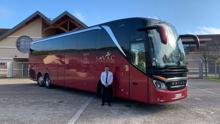 Le chauffeur des Bleus François Castro pose devant un car de son entreprise, Savac, à Chevreuse&nbsp;(Yvelines), le 14 novembre 2022. (FRANCOIS CASTRO / COLLECTION PRIVEE)