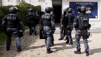 Des hommes de la Brigade de recherche et d'intervention (BRI) aux Grésilles lors d'une première série de perquisitions, près de boulevard Paul-Doumer, le 16 juin 2020. (JC TARDIVON/SIPA)