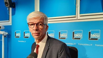 Thierry Devimeux, préfet de la Drôme, dans les locaux de France Bleu Drôme Ardèche en 2021. (FLORENCE GOTSCHAUX / RADIO FRANCE)