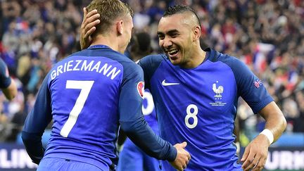 Dimitri Payet et Antoine Griezmann se congratulent (TOBIAS SCHWARZ / AFP)